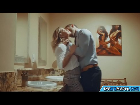 ❤️ 当一个胸大无脑的金发女郎在公共厕所里勾引你时 ️❌ Super sex